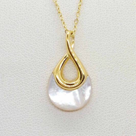 Natural Shell Pendant in Gold Plated Stainless Steel and Necklace Chain