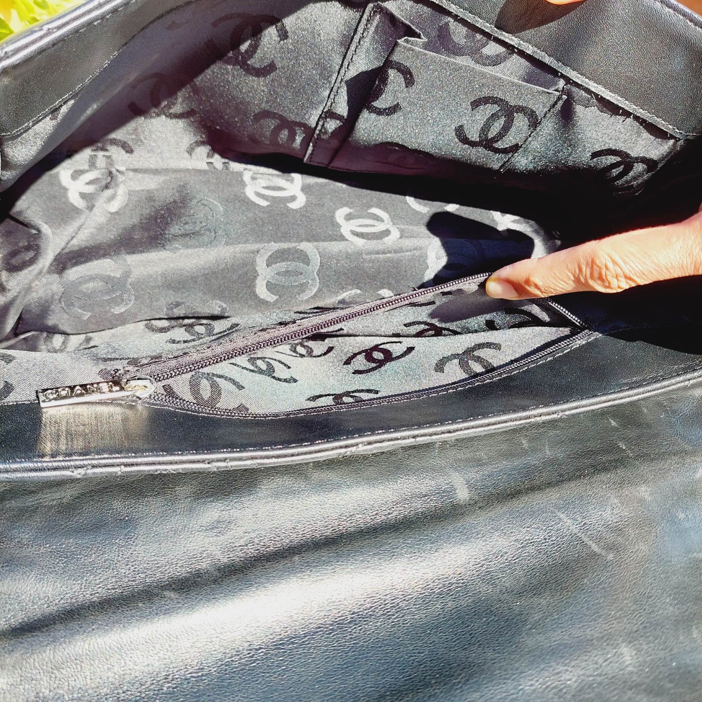 Pre-Loved Chanel Black ----------- Handbag