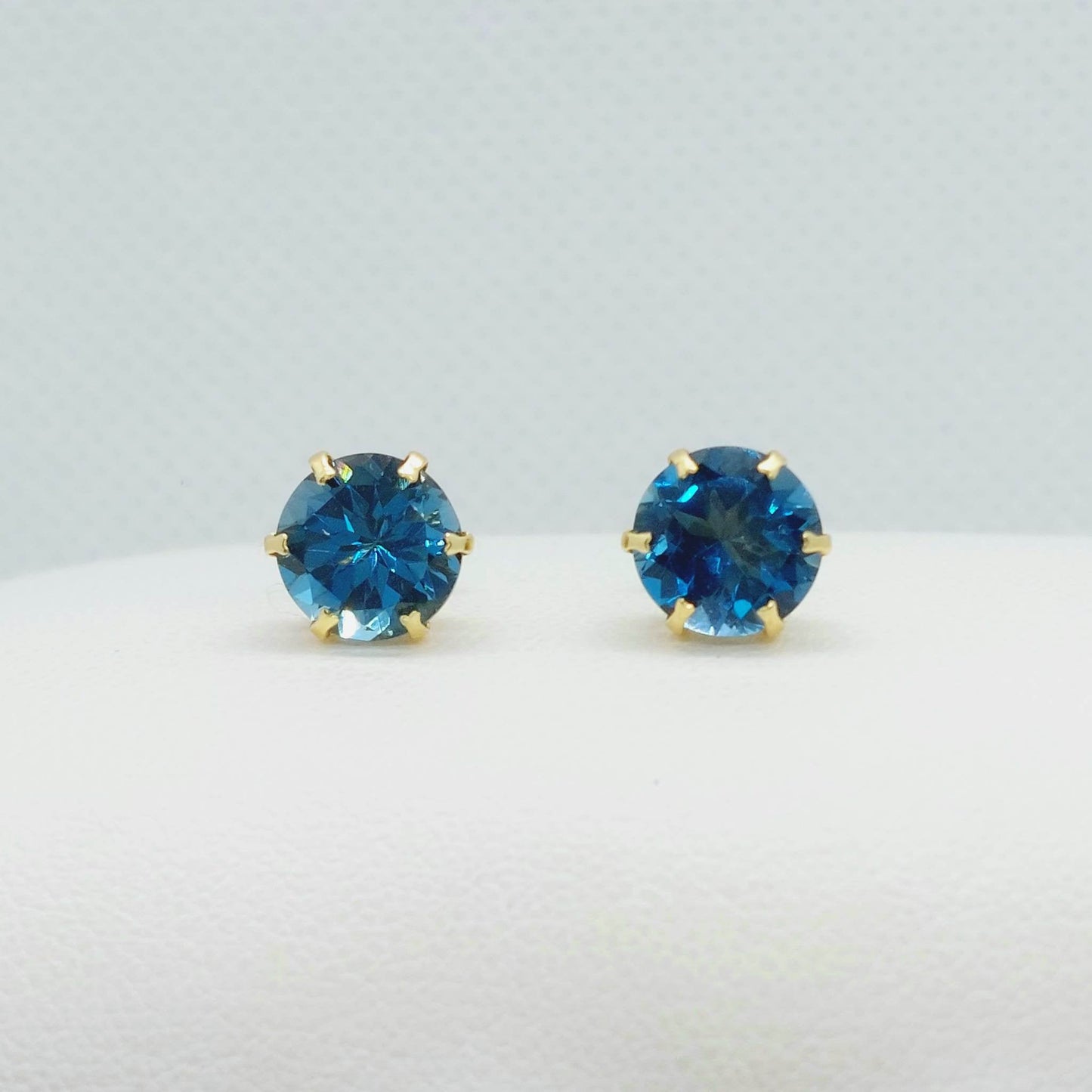 Natural London Topaz Stud Earrings in Solid 18K Gold Made in Japan