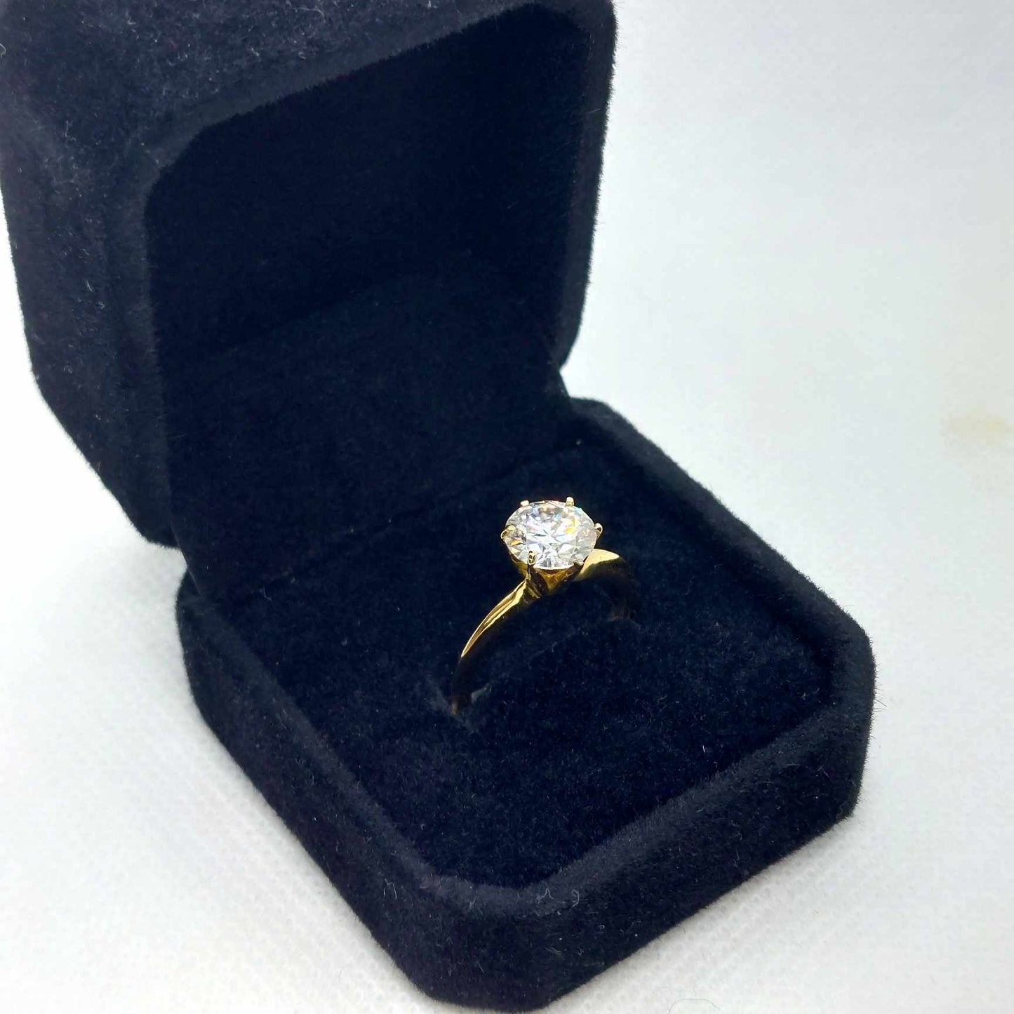 2ct Moissanite Diamond Ring in Solid 18K Gold and Made in Belgium