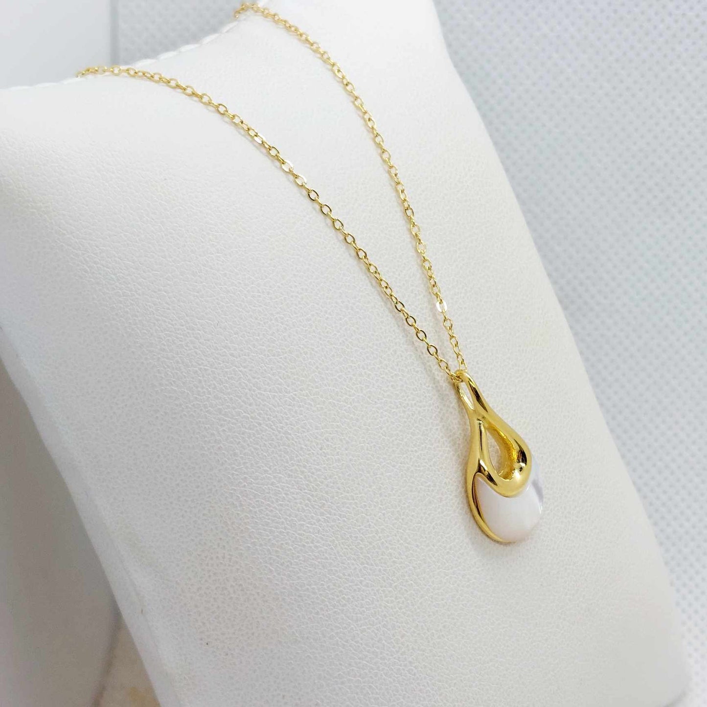 Natural Shell Pendant in Gold Plated Stainless Steel and Necklace Chain