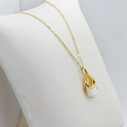 Natural Shell Pendant in Gold Plated Stainless Steel and Necklace Chain