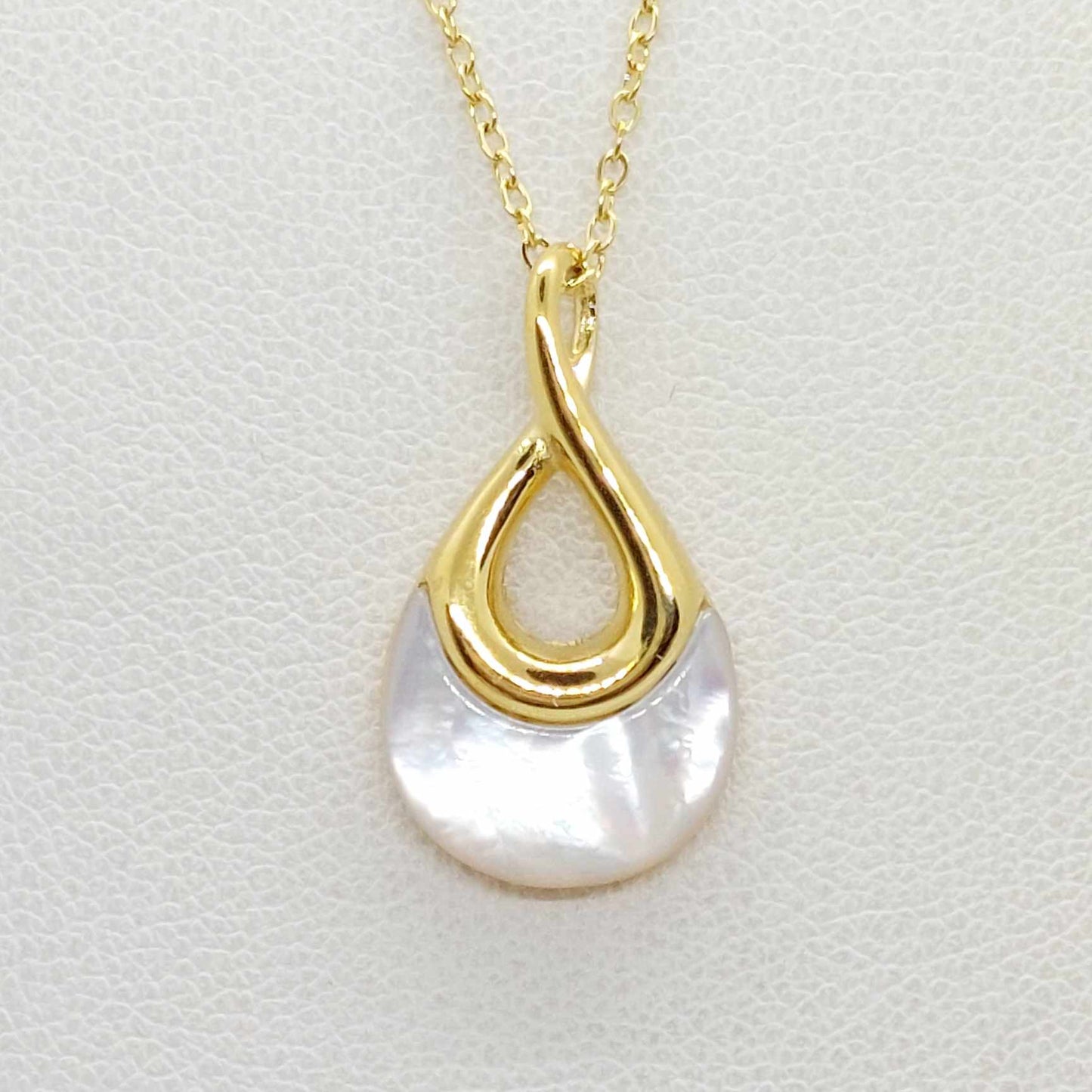 Natural Shell Pendant in Gold Plated Stainless Steel and Necklace Chain