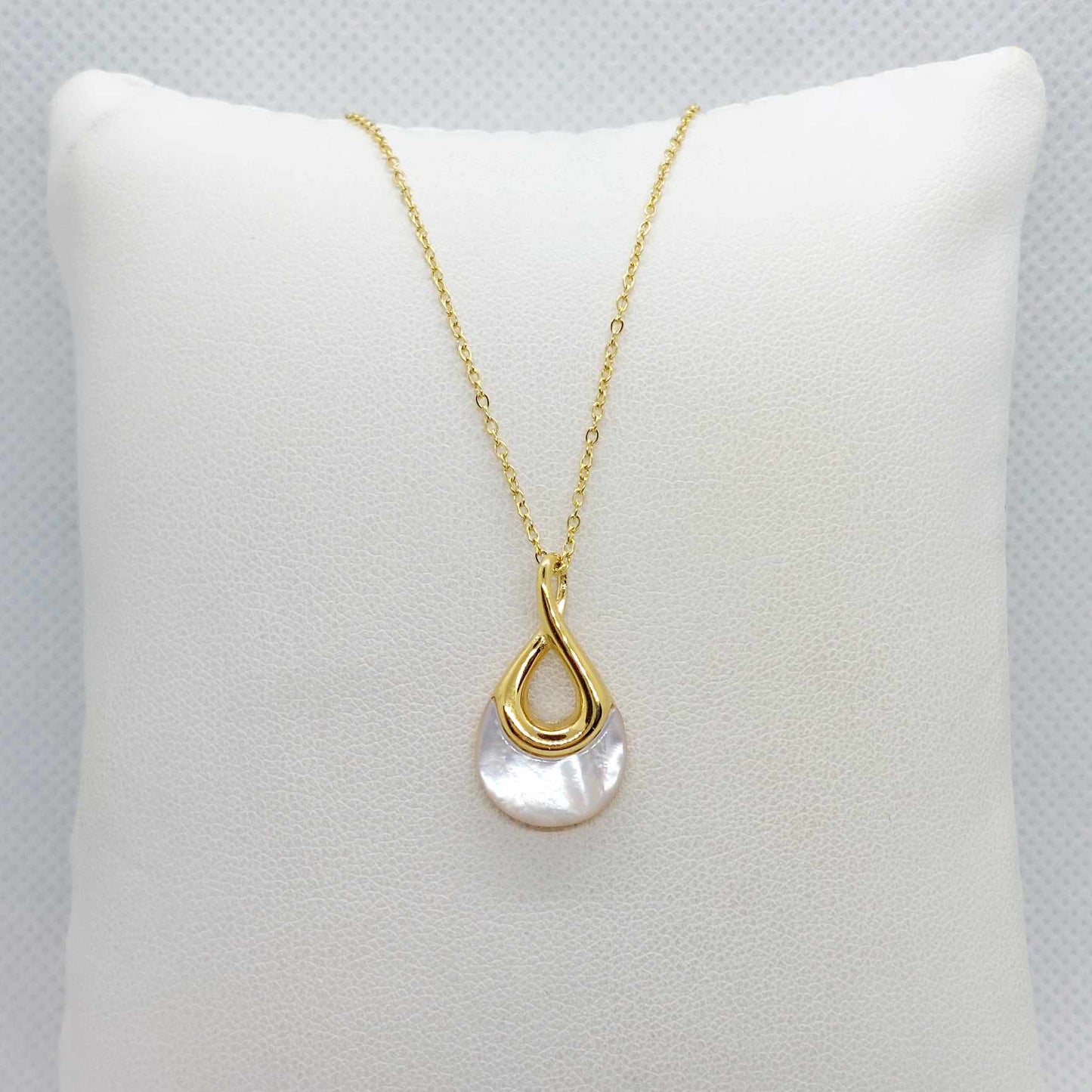 Natural Shell Pendant in Gold Plated Stainless Steel and Necklace Chain