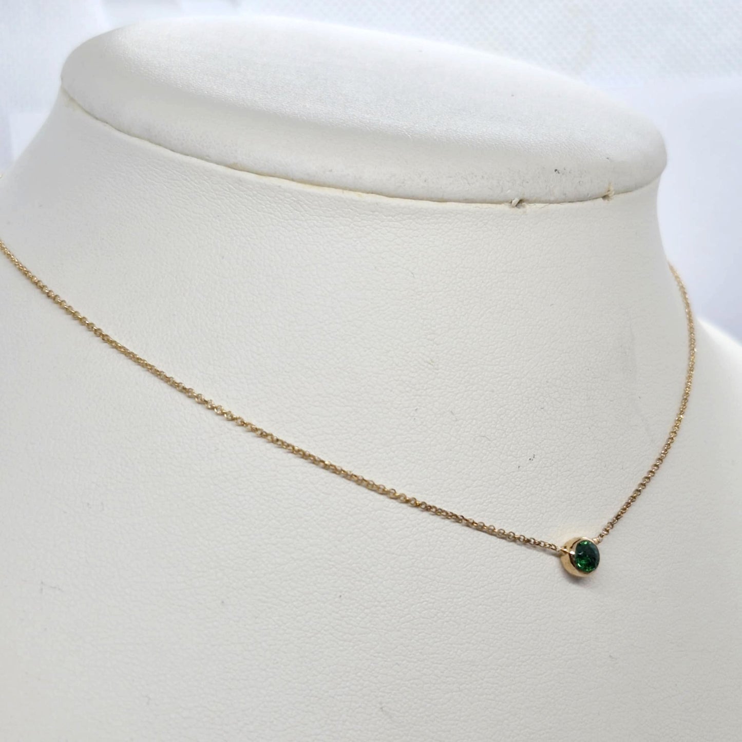 Natural 0,3ct Emerald Choker Necklace in 18K Gold Made in Belgium